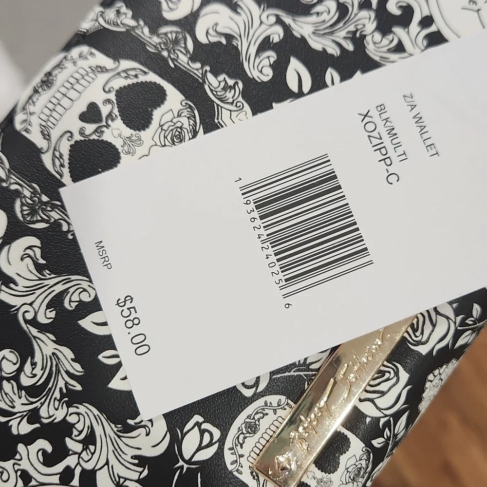🖤▪️Betsey Johnson▪️ Zip Around Wristlet Wallet SKULLS~ Black & White~Gold